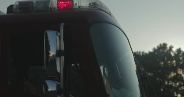 Feux Clignotants Sur Dessus Camion Pompiers Stationné Sur Route Pendant — Video