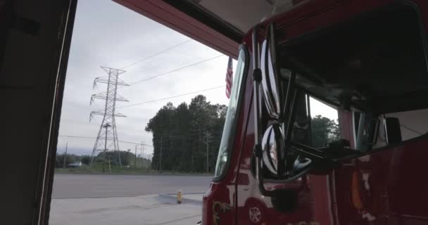 手前に消防車のある消防署の外のアメリカ国旗 — ストック動画