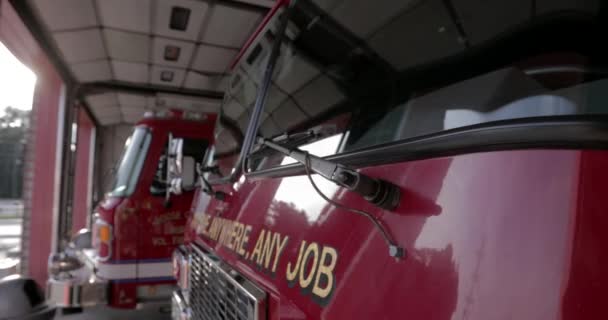 Frente Camión Bomberos Estacionado Dentro Estación Listo Para Respuesta Emergencia — Vídeos de Stock