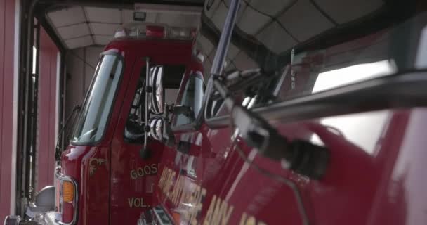 Fronte Dei Camion Dei Pompieri Parcheggiati All Interno Della Stazione — Video Stock