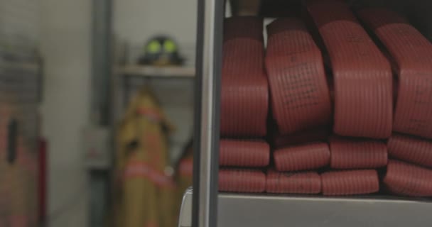消防车上挂着消防外套 还有折叠的红色和黄色消防软管 — 图库视频影像