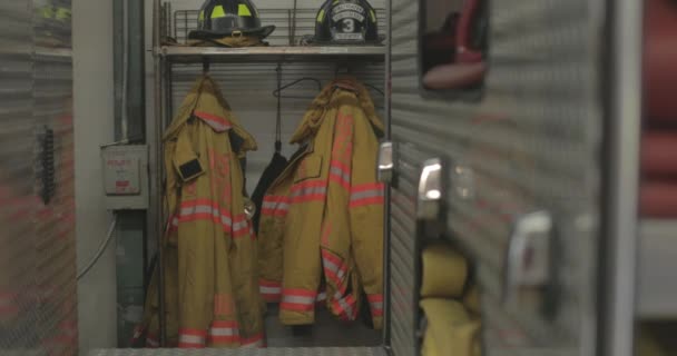 Cappotti Antincendio Sono Appesi Una Stazione Dei Pompieri Insieme Tubi — Video Stock