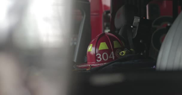 Casco Dei Pompieri All Interno Del Camion Dei Pompieri Visto — Video Stock