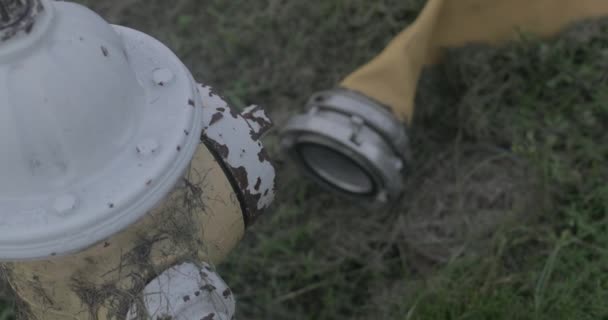 Stary Hydrant Przeciwpożarowy Żółtym Wężem Strażackim — Wideo stockowe