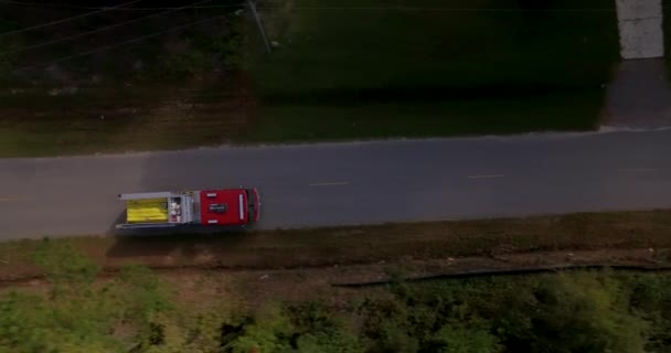在道路上驾驶的消防车的空中速度 以应对紧急情况 — 图库视频影像