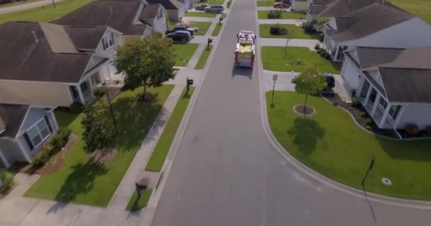 Luchtfoto Van Brandweerauto Rijden Weg Door Een Voorstedelijke Buurt Reageren — Stockvideo