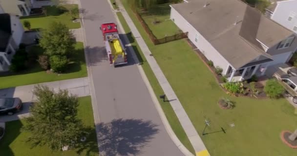 Воздух Пожарной Машины Движущейся Дороге Через Пригородный Район Реагирует Чрезвычайную — стоковое видео