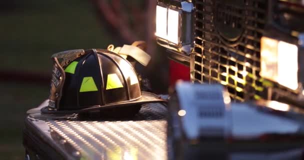 Casco Pompiere Sul Paraurti Anteriore Camion Dei Pompieri Durante Una — Video Stock