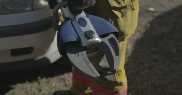 Metallschneider Von Feuerwehrmann Gehalten Während Sich Auf Die Ausbildung Für — Stockvideo
