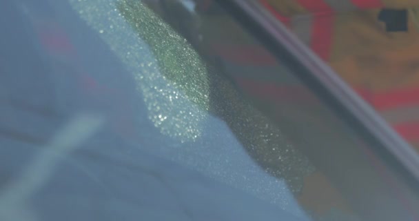Пожежники Розбивають Вікна Автомобілі Під Час Тренування Порятунку Реагування Аварії — стокове відео
