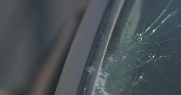 Gebroken Voorruit Van Een Auto Een Ongeluk Met Versplinterd Glas — Stockvideo