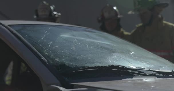 Разбитое Лобовое Стекло Автомобиля После Аварии Пожарными Спасателями Поблизости — стоковое видео