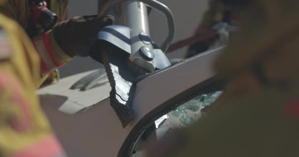 Tfaiyeci Kazada Zarar Görmüş Bir Arabanın Kapısını Açmak Için Mekanik — Stok video