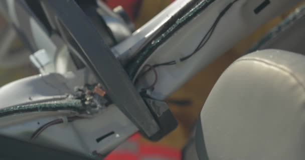 Tfaiyeci Kazadan Sonra Kaza Yapmış Bir Arabayı Parçalamak Için Mekanik — Stok video