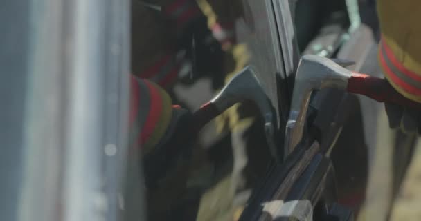 Een Brandweerman Gebruikt Een Hefboom Een Autoraam Open Breken Een — Stockvideo
