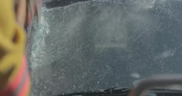 Пожежник Використовує Сокиру Щоб Розбити Вікно Автомобіля Після Аварії — стокове відео