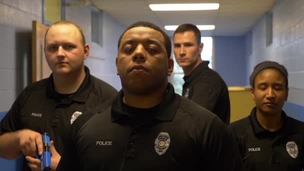 Gruppe Politibetjente Stiller Til Bevægelsesportræt Træningsøvelse – Stock-video