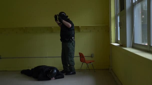 Escuadrón Policías Despeja Habitaciones Una Escuela Con Armas Fuego Para — Vídeo de stock
