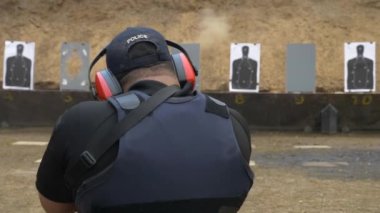 Polis atış talimi sırasında poligonda ateş etti..