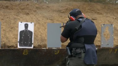 Polis, atış talimi sırasında tüfeğini ateşledi..