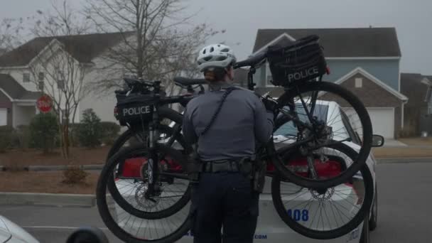 Egy Rendőr Leszáll Egy Bicikliről Egy Járőrkocsiról — Stock videók