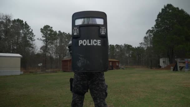 Policjant Oddziału Swat Posiada Odznakę Przygotowaną Akcji Taktycznej — Wideo stockowe