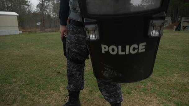 Офицер Полиции Спецназа Держит Щит Пистолет Готовый Тактическим Действиям — стоковое видео