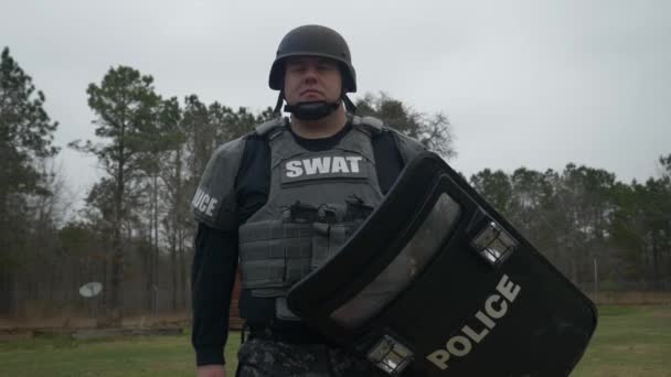 Policier Équipe Swat Tient Bouclier Émeute Prêt Pour Action Tactique — Video
