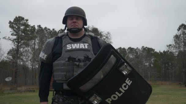 Swatチーム警察官は戦術行動の準備ができて暴動シールドを保持しています — ストック動画