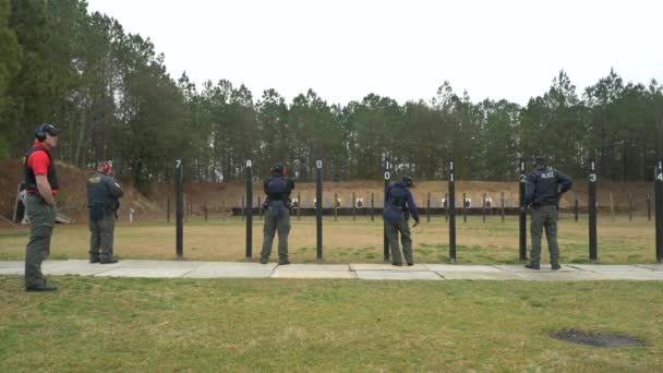 一队警察将他们的武器对准射击场进行射击练习 — 图库视频影像