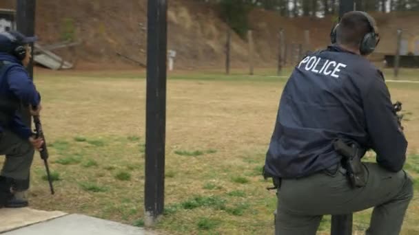 Oficial Policía Levanta Con Rifle Asalto Durante Práctica Tiro Campo — Vídeo de stock