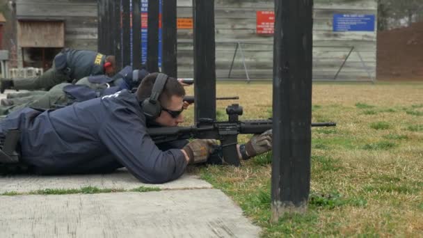 Офицер Полиции Стреляет Автомата Время Тренировки Стрельбище — стоковое видео