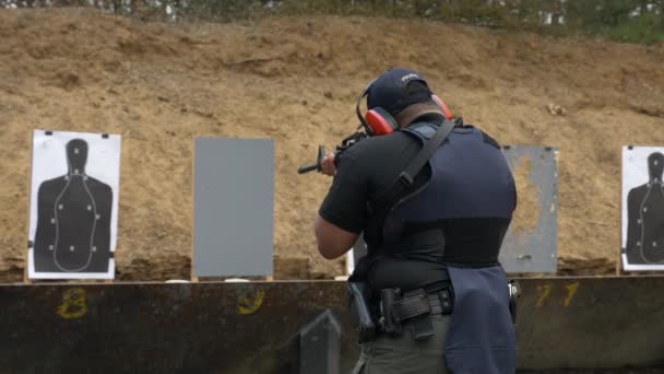 Polis Atış Talimi Sırasında Tüfeğini Ateşledi — Stok video