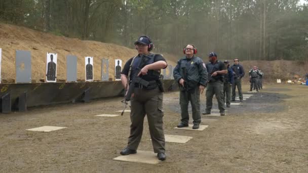 Equipo Oficiales Policía Prepara Para Disparar Sus Armas Campo Tiro — Vídeos de Stock