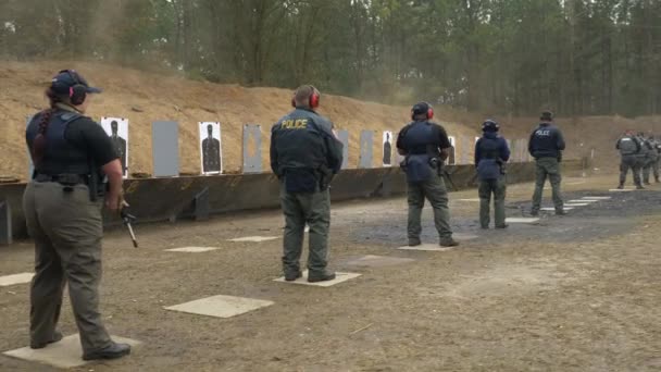 Команда Полицейских Готовится Стрелять Оружия Стрельбище Стрельбы Мишеням — стоковое видео