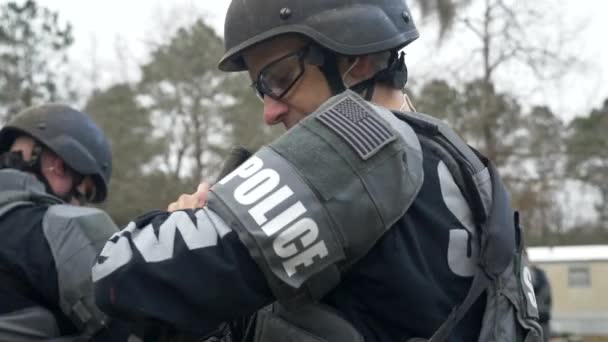 特警队队员系在突击步枪上 为反恐演习作准备 — 图库视频影像