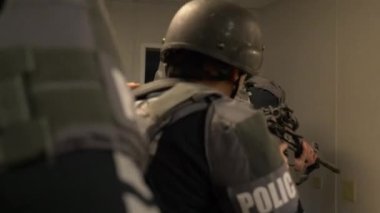Bir SWAT ekibi terörle mücadele eğitiminde saldırı düzenliyor..