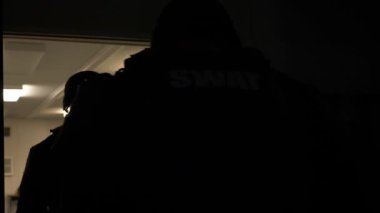 Bir SWAT ekibi terörle mücadele eğitiminde saldırı düzenliyor..