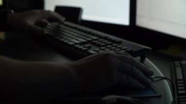 Bir 911 memuru, acil aramalara cevap vermek için kontrol merkezindeki bilgisayar istasyonunda çalışıyor..