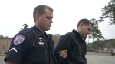 Polis alkollü araç kullanma testinde başarısız olan sarhoş bir sürücüyü tutukladı..