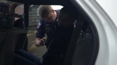 Polis alkollü araç kullanma testinde başarısız olan sarhoş bir sürücüyü tutukladı..