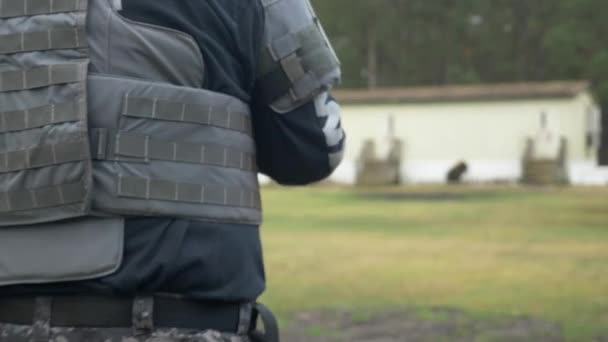 Сотрудники Спецназа Готовятся Антитеррористическим Учениям — стоковое видео