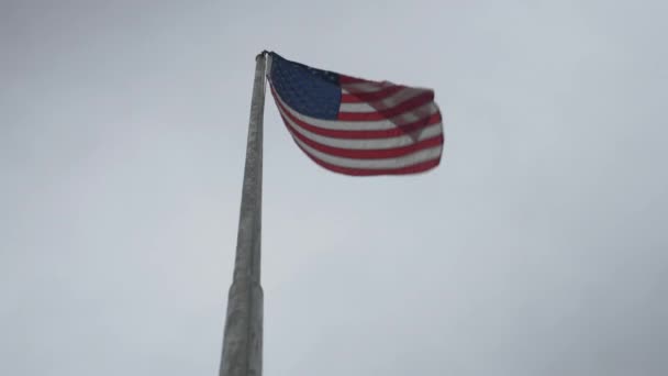 Amerykańska Flaga Powiewa Maszcie Burzliwy Dzień — Wideo stockowe