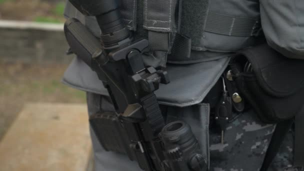 Деталь Зброї Штурмової Гвинтівки Яку Тримає Офіцер Swat — стокове відео