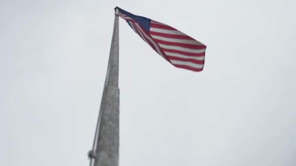Una Bandiera Americana Sventola Pennone Giorno Tempestoso — Video Stock