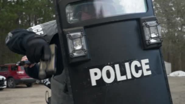 Une Équipe Police Swat Prend Des Mesures Pour Commettre Assaut — Video