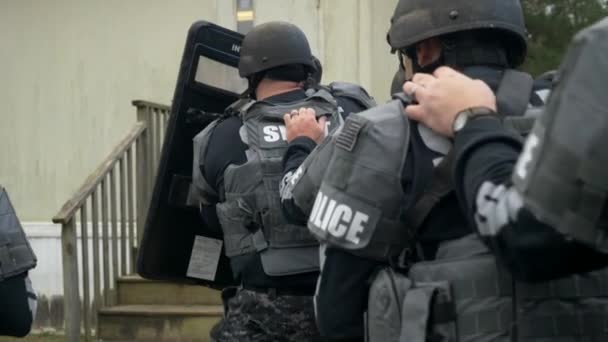 Полицейская Группа Спецназа Предпринимает Меры Проведения Боевых Действий Курсах Борьбе — стоковое видео