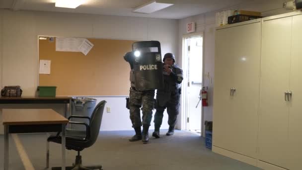 Une Équipe Police Swat Prend Des Mesures Pour Commettre Assaut — Video