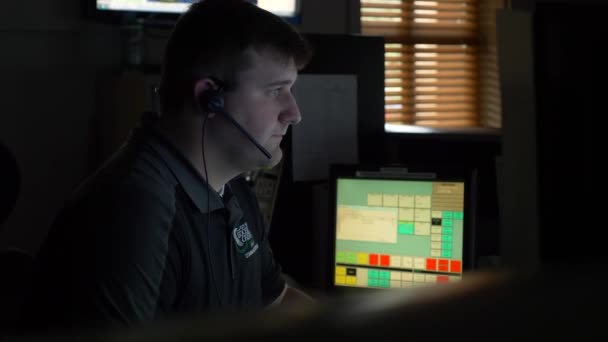 Диспетчер 911 Работает Своей Компьютерной Станции Диспетчерском Центре Помочь Ответить — стоковое видео