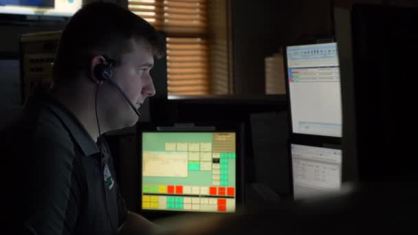 911 Диспетчер Працює Своїй Комп Ютерній Станції Контрольному Центрі Щоб — стокове відео